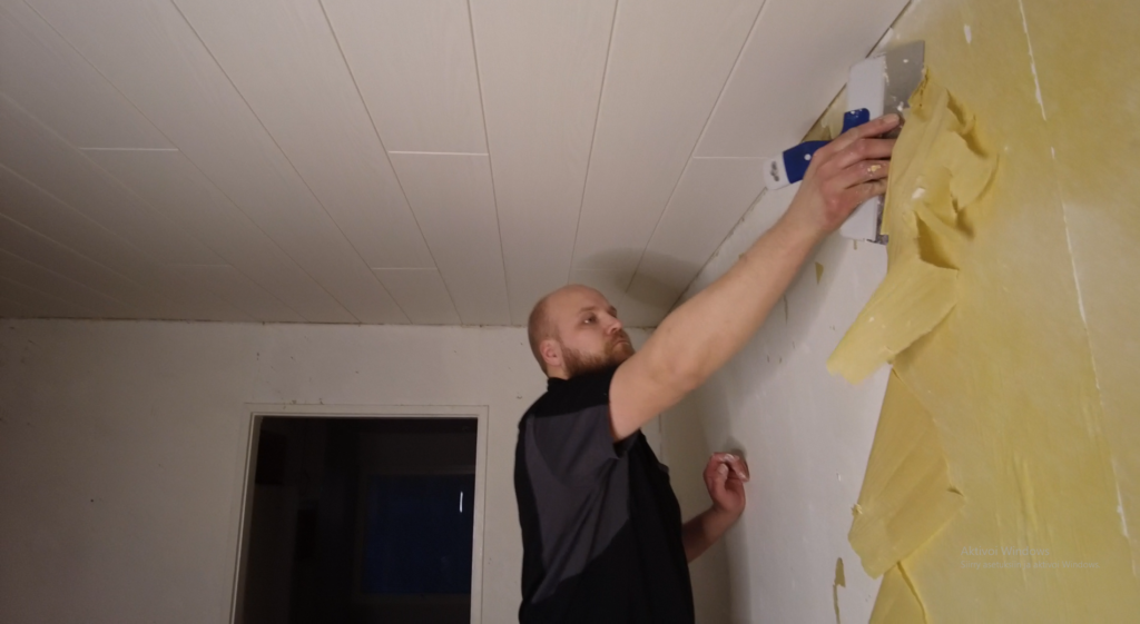 vinyylitapetin poisto - pohjakerroksen kaapiminen